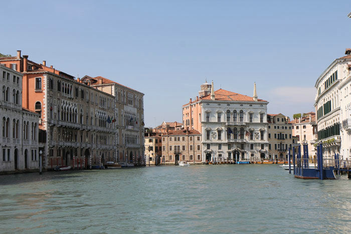 Nogle af de store flotte palæer langs Canal Grande i Venedig. I midten Palazzo Balbi, sæde for det regionale styre.
