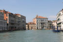 Nogle af de store flotte palæer langs Canal Grande i Venedig. I midten Palazzo Balbi, sæde for det regionale styre.