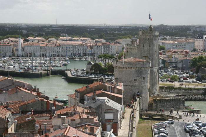 La Rochelle. Udsigten oppe fra Tour de la Lanterne. I forgrunden ses Vieux Port og bag gaten Bassin à Flot.