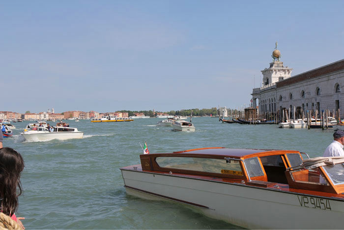 Livlig trafik på kanalerne i Venedig. Det var ikke kun færger, man skulle passe på; der var også et utal af taxibåde og private både. Hvert hotel havde deres egen båd til afhentning af gæster. 