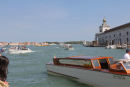 Livlig trafik på kanalerne i Venedig. Det var ikke kun færger, man skulle passe på; der var også et utal af taxibåde og private både. Hvert hotel havde deres egen båd til afhentning af gæster. 