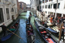 Gondoler i en af de mange kanaler i Venedig. Til højre et 'stoppested' for gondolerne.