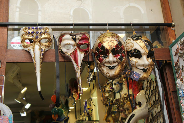 En af de mange souvenirforretninger i Venedig, med de flotte karnevalsmasker. Til venstre den specielle maske som pestlægen bar.