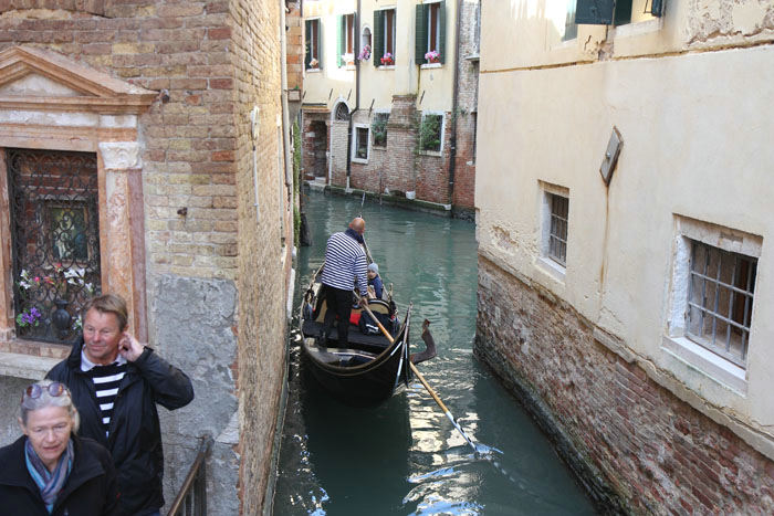 En af de meget smalle kanaler i Venedig. Mange af kanalerne var ensrettet. 