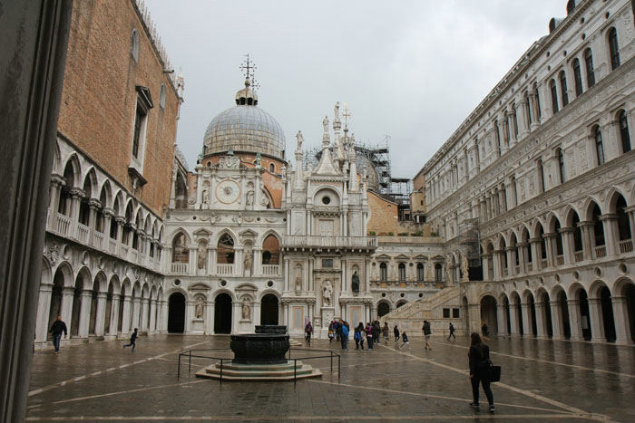 Pladsen inde i Dogepaladset i Venedig. Til højre bagerst i billedet ses Kæmpernes Trappe. Trappen blev brugt til ceremonielt brug. På afsatsen øverst blev dogerne kronet.
