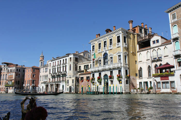 Vi var en tur rundt i gondol. Her Canal Grande set fra en gondol. Gondolieren var fantastisk dygtig til at styre gondolen gennem de smalle kanaler.