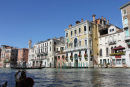 Vi var en tur rundt i gondol. Her Canal Grande set fra en gondol. Gondolieren var fantastisk dygtig til at styre gondolen gennem de smalle kanaler.