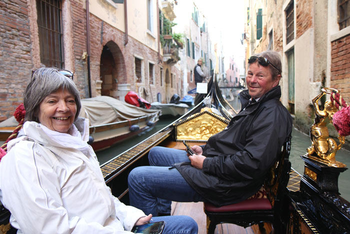 Anne Mette og Torben, som vi havde med på turen til Venedig, nyder turen i gondolen. 