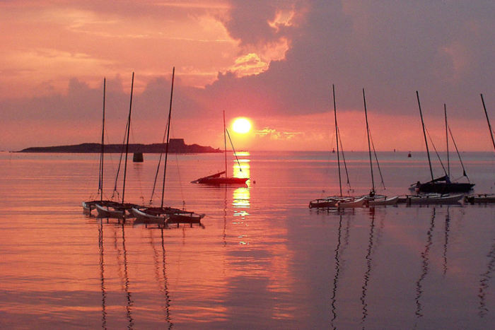 Det blev en rigtig flot solnedgang i L'Aber Wrac'h over skærgården ud mod Atlanterhavet. (Foto Launy)