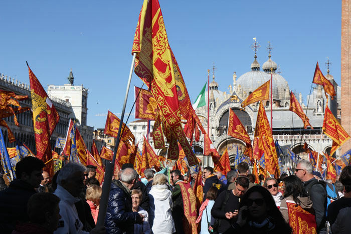 Festligheder på San Marco Pladsen i forbindelse med fejringen af deres skytshelgen Skt. Markus. Der var i hundredvis, der havde medbragt Venedigs flag med Markusløven.