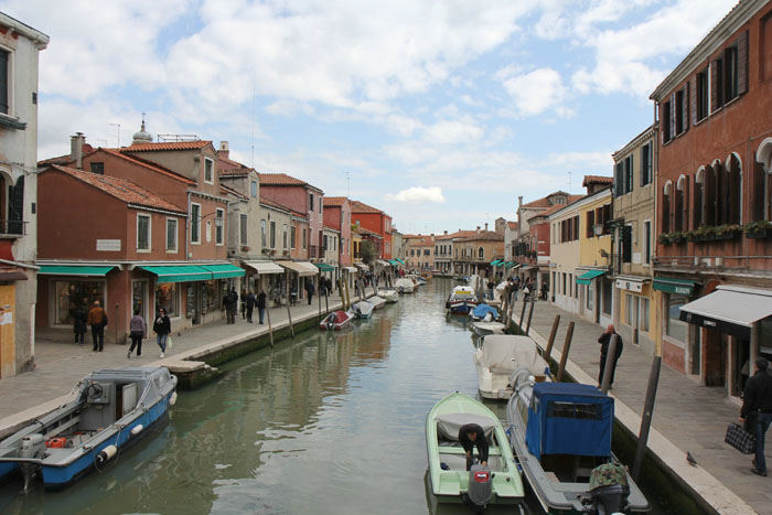 Ligesom Venedig består Murano af en gruppe mindre øer forbundet med broer. Her en af kanalerne på Murano med alle P-pladserne til bådene.  
