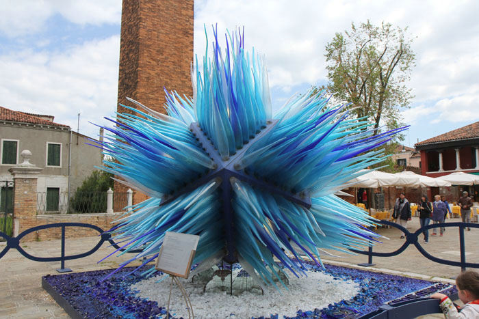 Den flotte skulptur lavet af glas, på pladsen foran klokketårnet på Murano.
