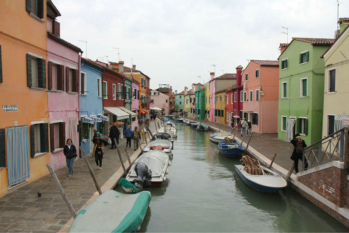 En af kanalerne på Burano, en af de andre øer i Lagunen uden for Venedig. Burano er den mest farverige af laguneøerne. Der var kulør på husene.