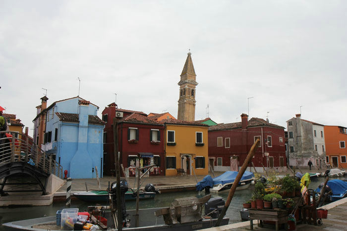Nogle af de kulørte huse på øen Burano. Også her er fundamentet under klokketårnet sunket, så tårnet hælder en hel del.