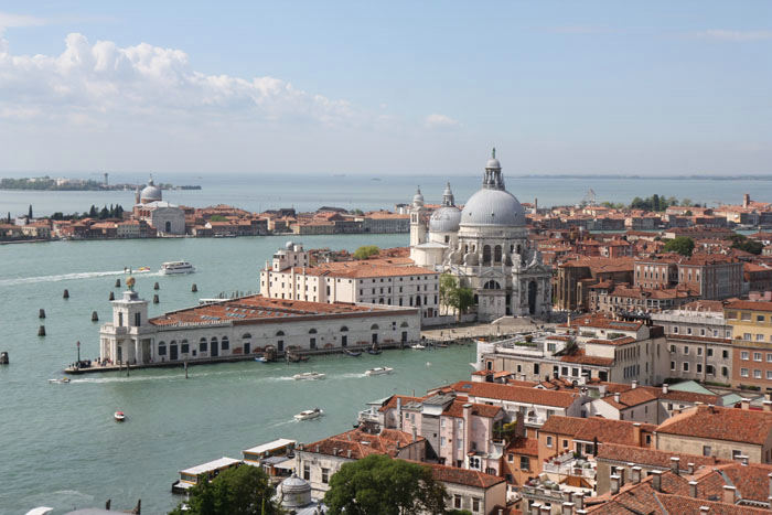 Udsigten oppe fra Campanilen ned over indsejlingen til Canal Grande og kirken Santa Maria della Salute. I baggrunden øen Giudecca. 