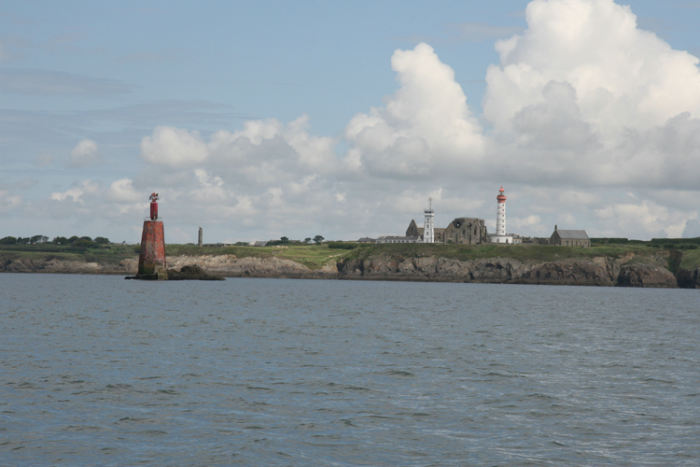 Et af de farvande der bliver talt om på dametoilettet, er Chenal du Four. Vi passerede det i vindstille og fladt vand. Her runder vi Saint-Mathieu.