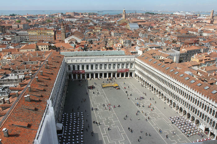 Udsigten oppe fra Campanilen ned over San Marco Pladsen. Ingen - eller næsten ingen - duer. Det er blevet forbudt at fodre duerne på pladsen.