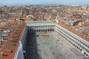 Udsigten oppe fra Campanilen ned over San Marco Pladsen. Ingen - eller næsten ingen - duer. Det er blevet forbudt at fodre duerne på pladsen.