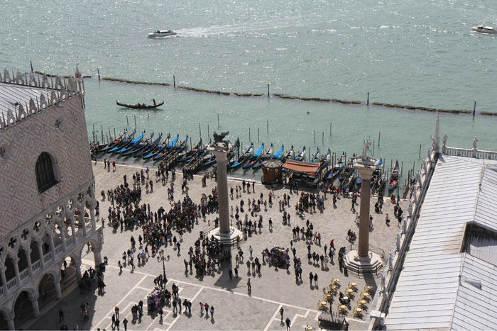 Udsigten oppe fra Campanilen ned over Molo San Marco med alle gondolerne og de to søjler San Marco og San Teodoro.