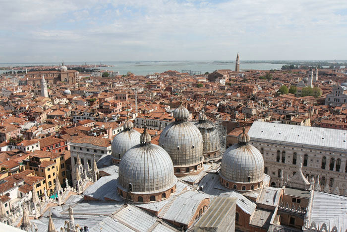 Udsigten oppe fra Campanilen ned over kuplerne på Basilica San Marco. 