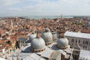 Udsigten oppe fra Campanilen ned over kuplerne på Basilica San Marco. 