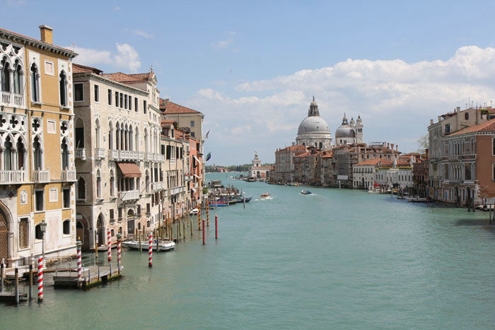 Canal Grande set oppe fra Ponte dell´Accademia. Kirken i baggrunden er Maria della Salute ved indsejlingen til Canal Grande.