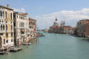 Canal Grande set oppe fra Ponte dell´Accademia. Kirken i baggrunden er Maria della Salute ved indsejlingen til Canal Grande.
