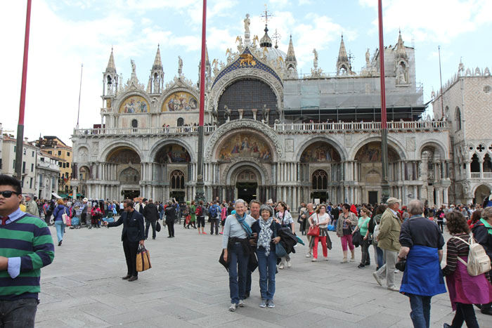 Skipperinden, Torben og Anne Mette på San Marco Pladsen foran Basilica San Marco (Markuskirken).