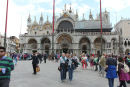 Skipperinden, Torben og Anne Mette på San Marco Pladsen foran Basilica San Marco (Markuskirken).