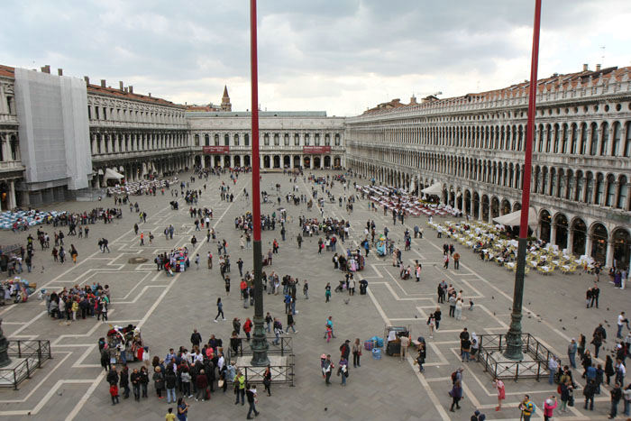 Udsigten oppe fra Markuskirken ned over San Marco Pladsen. 