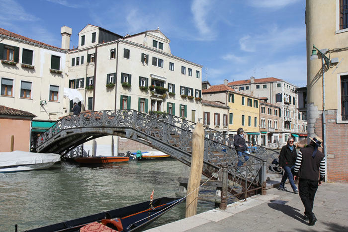 Den berømte støbejernsbro, der fører mod nord ud af Ghettoen, som blev brugt som jødisk enklave. Alle jøder i Venedig blev flyttet til området i 1516.   