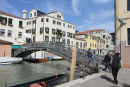 Den berømte støbejernsbro, der fører mod nord ud af Ghettoen, som blev brugt som jødisk enklave. Alle jøder i Venedig blev flyttet til området i 1516.   