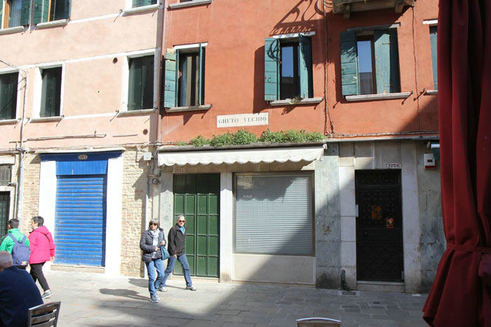 Gheto Vechio, den jødiske ghetto i Venedig, som menes af være verdens første. Jøderne måtte ikke bosætte sig uden for området, så når befolkningen voksede, byggede man i højden.