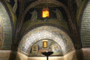 Mausoleo di Galla Placidia i Ravenna. Et flot mausoleum. Vinduerne, de gule felter, er meget tynde marmorplader, som lyset kan trænge igennem.