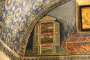 Nærbillede af de flotte mosaikker i Mausoleo di Galla Placidia i Ravenna. De fire evangelister. 