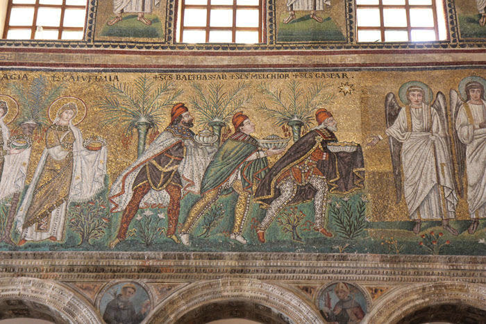 Basilica di Sant'Apollinare Nuovo i Ravenna er fyldt med flotte mosaikker. Her De Tre Vise Mænd, der kommer med gaver til den nyfødte.