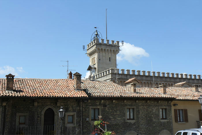 Nogle af de gamle bygninger og et af tårnene i San Marino. Det var en meget velholdt by.