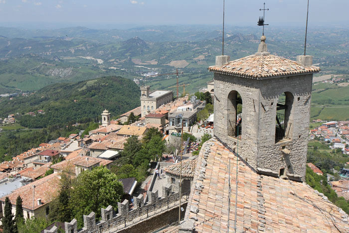 Udsigten fra La Rocca o Guaita fæstningen i San Marino ud over den gamle bydel. 