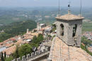 Udsigten fra La Rocca o Guaita fæstningen i San Marino ud over den gamle bydel. 