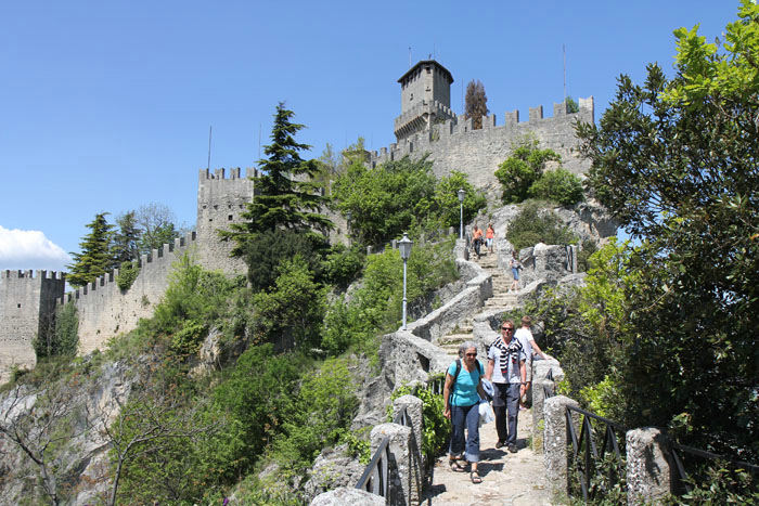 Skipperinden og Torben på vej ned fra et besøg oppe i et af tårnene i lilleputstaten San Marino. 