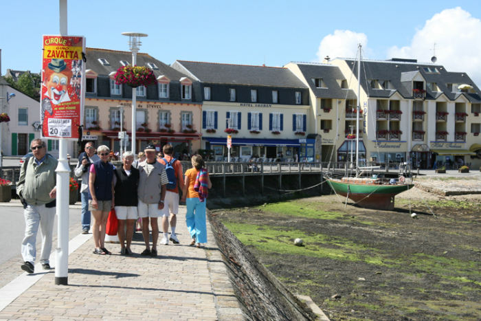Besætngen er gået på jagt efter proviant i Camaret-Sur-Mer. Sommertøjet er blevet fundet frem. Lavvande - inderhavnen er tørlagt.