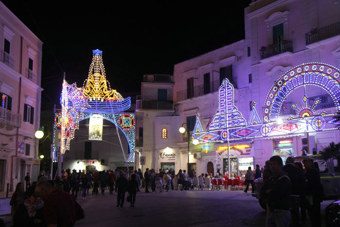 I forbindelse med fejringen af Santa Maria di Merino i Vieste, var der musik og optræden på en scene opført i centrum af byen. Her indgangen til festpladsen.