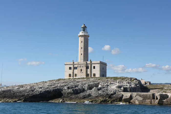 Fyrtårnet på den lille ø uden for indsejlingen til havnen i Vieste. 