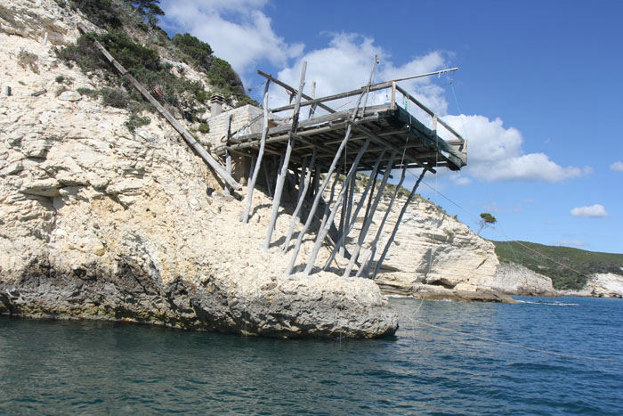 På vor tur rundt i Middelhavet har vi set mange forskellige måder at fiske på. Her på kysten syd for Vieste, har de lavet platforme, hvorfra de fisker. 