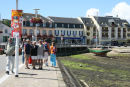 Besætngen er gået på jagt efter proviant i Camaret-Sur-Mer. Sommertøjet er blevet fundet frem. Lavvande - inderhavnen er tørlagt.