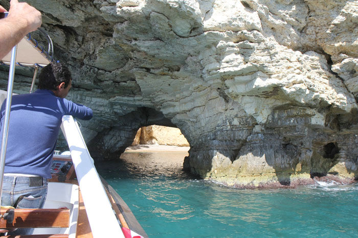 Endnu en grotte vi sejlede ind i på turen ned langs kysten syd for Vieste. Det var med at dukke sig og holde armene indenbords. Loftet i denne grotte var faldet ned.