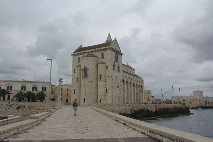 Katedralen i Trani. Den ligger for enden af den lange mole og helt ud til havnen.