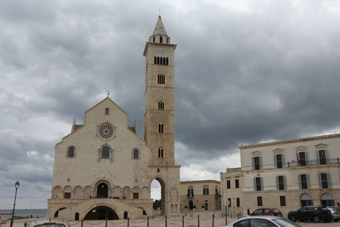 Katedralen i Trani set inde fra byen. Det er en meget stor og flot katedral med et højt tårn i forbindelse med kirken.