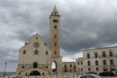 Katedralen i Trani set inde fra byen. Det er en meget stor og flot katedral med et højt tårn i forbindelse med kirken.