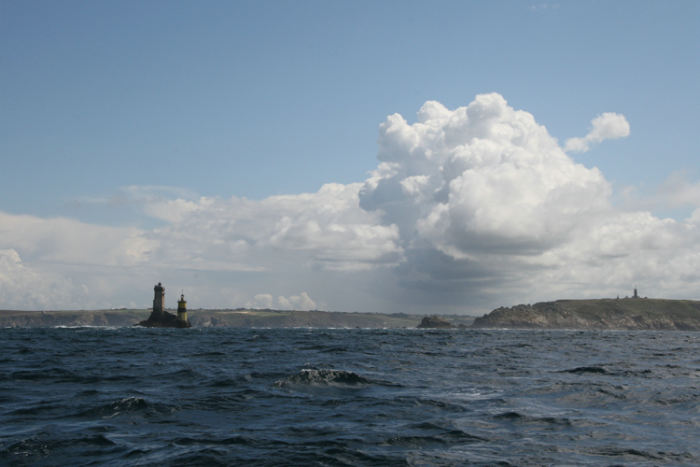 På vej til Bénodet skulle vi uden om endnu en berygtet pynt - Pointe du Raz. Vi gik gennem Raz de Sein og var heldige med vejret.